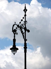Fototapeta na wymiar Berlin-Lampe vor Wolken