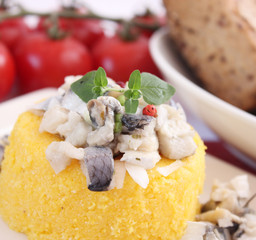 Polenta mit Heringssalat