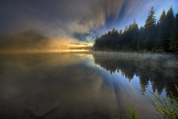 Fototapeta na wymiar Foggy Morning at Trillium Lake