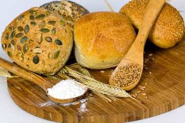 Verschiedene Brötchen,Mehl,Weizenkorn,Ähren