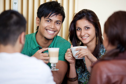 nettes p&auml;rchen im caf&eacute;