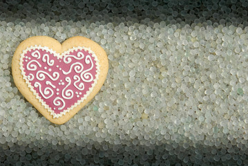 tarjeta corazon en fondo perlas de cristal