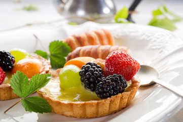 italian fruits pastry - pasticcino di frutta