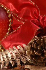 Obraz premium Weihnachtsdekoration mit Gewürzen