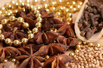 Weihnachtsdekoration mit Gewürzen