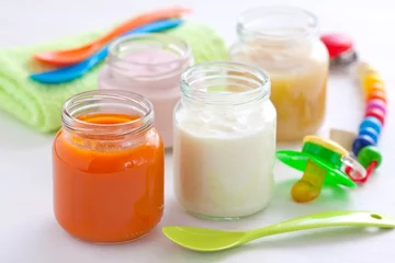 Fotobehang babyvoeding: appel- en wortelpuree, rijstpudding en yoghurt © victoria p.