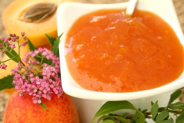 Aprikosenmarmelade und frische Aprikosen