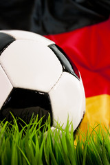 Fototapeta na wymiar Piłka nożna z flagą Niemiec