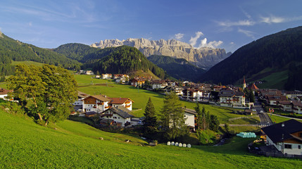 Fototapeta na wymiar Panorama von Wolkenstein co Sellastaock