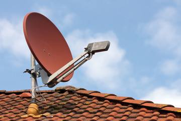 SAT-Antenne auf Hausdach