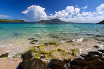 Fototapeta na wymiar Plaża w Majora Bay na karaibskiej wyspie St Kitts.