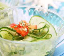 frischer Gurkensalat