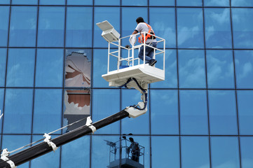 Lift operator breaks the windows of an office while cleaning