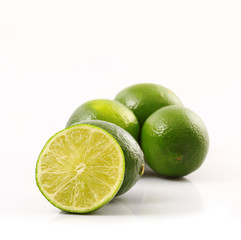 lime in fondo bianco
