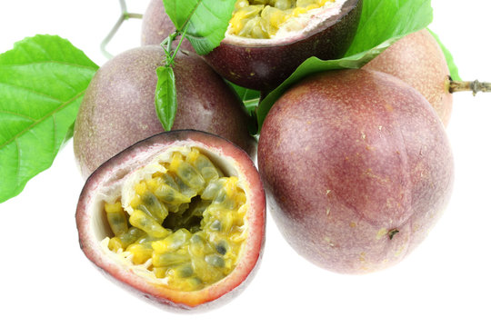 fruits de la passion, maracuja, grenadine, fond blanc
