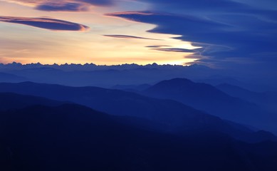 Amanecer en Aralar con Pirineos al fondo, Navarra