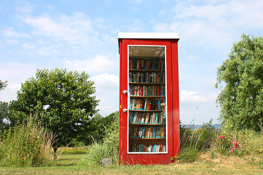 B&uuml;cher und Telefonzelle - Books And Telephone Booth