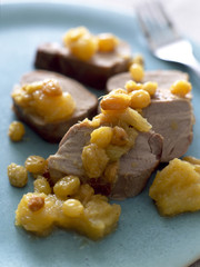 filet mignon de porc au chutney d'ananas, raisin sec et gingembre 