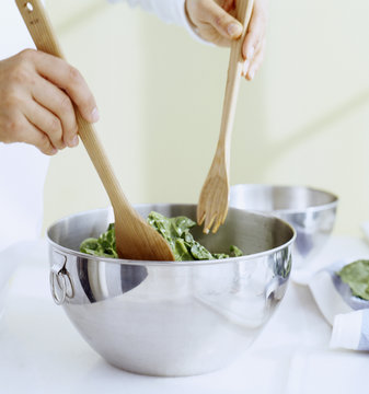 tourner la salade d'&eacute;pinards