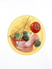 assiette de jambon blanc, tagliatelles, brocoli et tomate