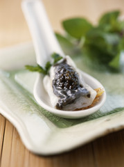 raviolis de pâte de riz au caviar à la vapeur 