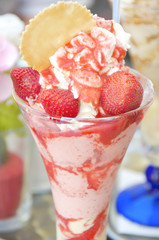 strawberry ice cream sundae