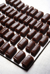 fabrication artisanale de salvators : refroidissement de morceaux de caramel