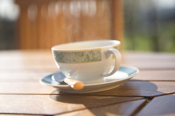 tasse fumante en terrasse