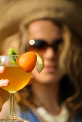 Tapeten Proposition d'un cocktail par une jeune femme © Yvann K