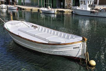 Obraz premium Fishing boats moored at harbour of Cala Figuera
