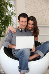 Couple décontracté à la maison