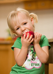 little girl with apple - obrazy, fototapety, plakaty