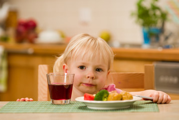 little girl eating lunch © mbt_studio