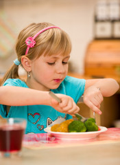 girl eating lunch © mbt_studio