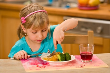 girl eating lunch