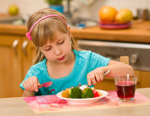 girl eating lunch © mbt_studio