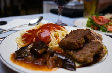 spaghetti, meat rissoles and vegetables
