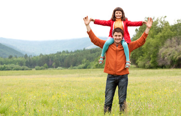 Obraz premium The father with the daughter on the nature