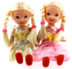 poupées blondes jumelles assises, fond blanc