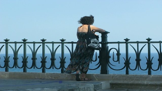 MUJER SOLA CONTEMPLANDO EL MAR