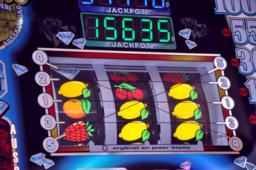 Geldspielautomat: ein Glücksspiel bei dem um Geld gespielt wird, der Glückspielautomat wird aus...