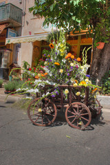 Fototapeta na wymiar Carretto pieno di fiori in provenza