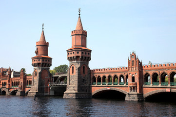 Fototapeta na wymiar Most Oberbaumbruecke w Berlinie