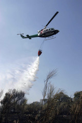 Fototapeta na wymiar Helicóptero de bomberos