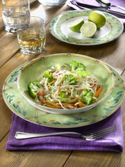 salade de spaghetti de riz aux légumes