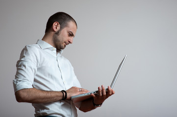uomo lavora in piedi con computer