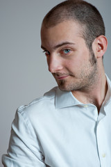 ragazzo con sguardo di sfida
