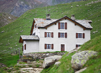 Fototapeta na wymiar shelter on italian alps