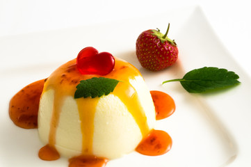 Panna cotta mit Erdbeersoße
