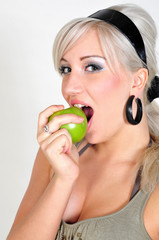 Eva beißt in einen grünen Apfel